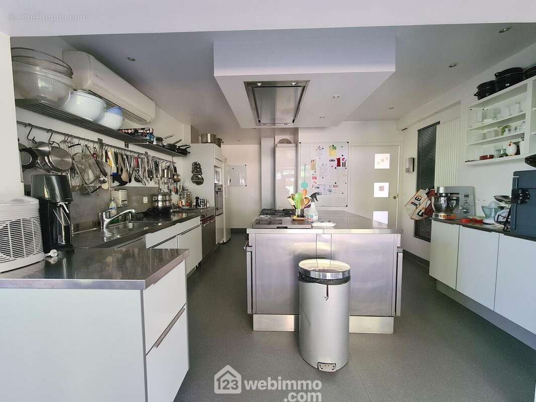 Voici la cuisine de 19 m² avec un équipement professionnel. - Maison à MOIGNY-SUR-ECOLE