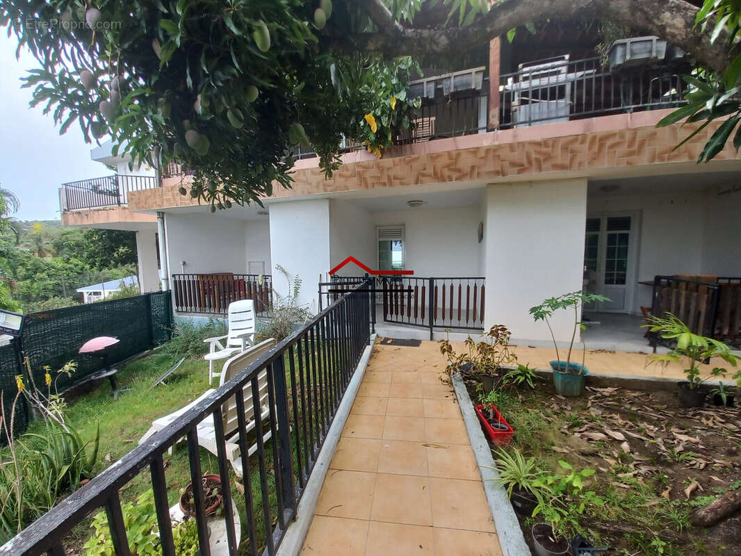 Acces des deux T2 - Maison à SCHOELCHER