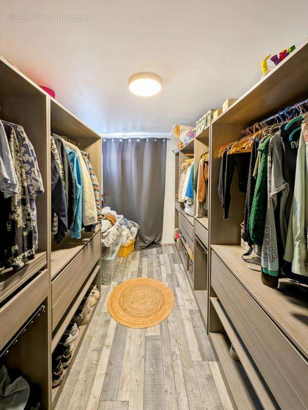 Maison à LES ADJOTS