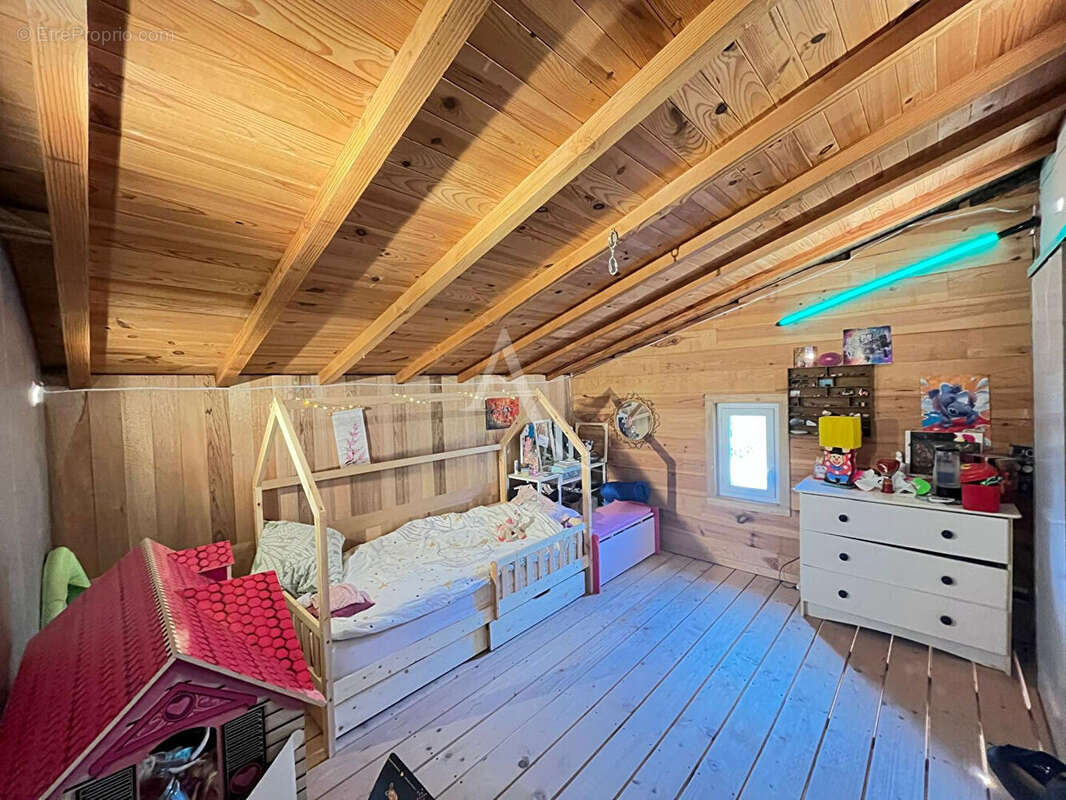 Grande maison familiale de 185m² avec studio indépendant sur plus de 2300m² de terrain ! - photo 10