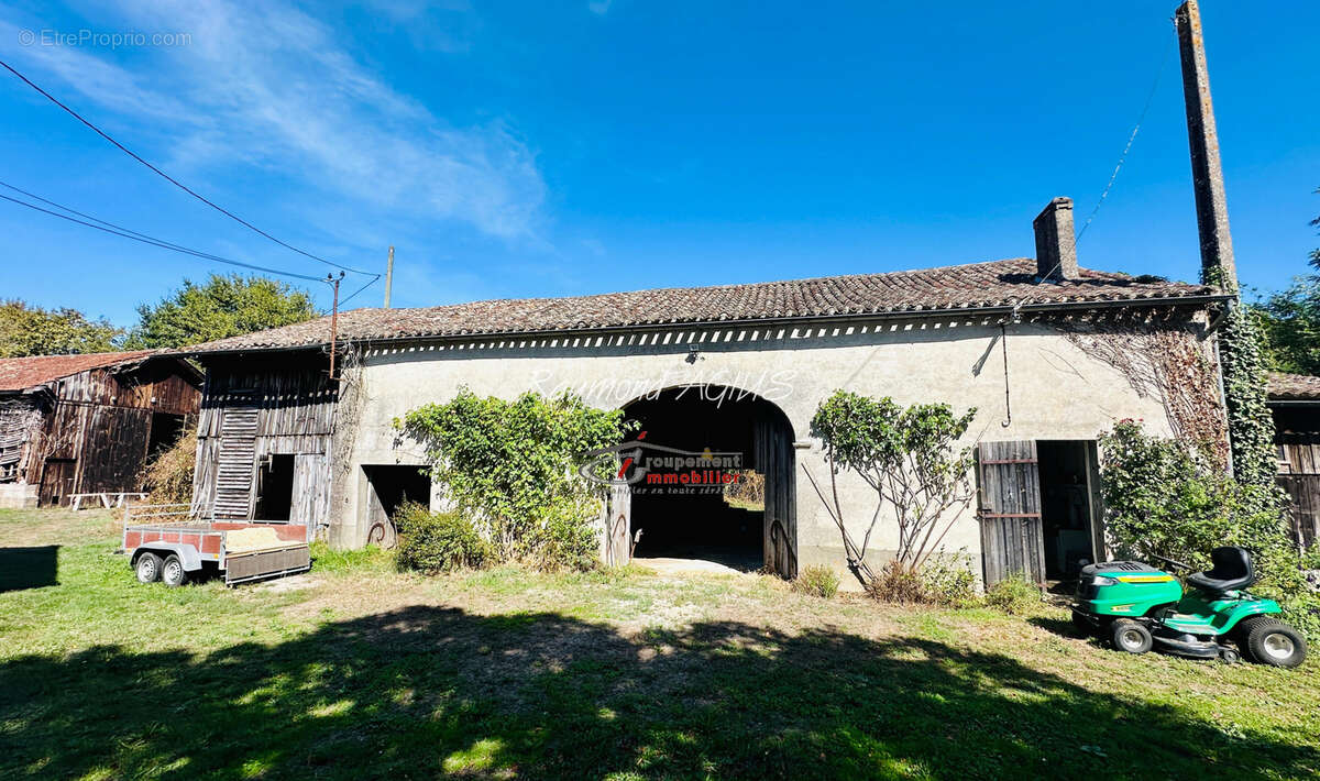 Charmant maison traditionnel en pierre de plain pied avec 2 chambres, 3 grandes granges et 1,7 ha de terrain e - photo 4