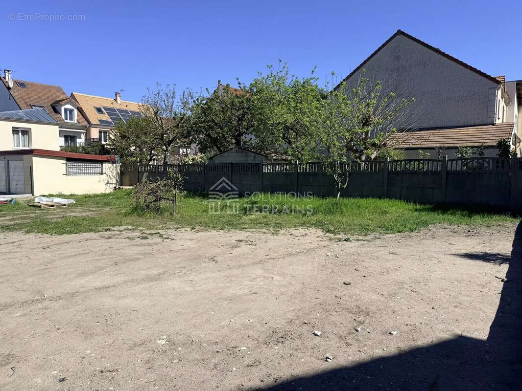Terrain à SARTROUVILLE