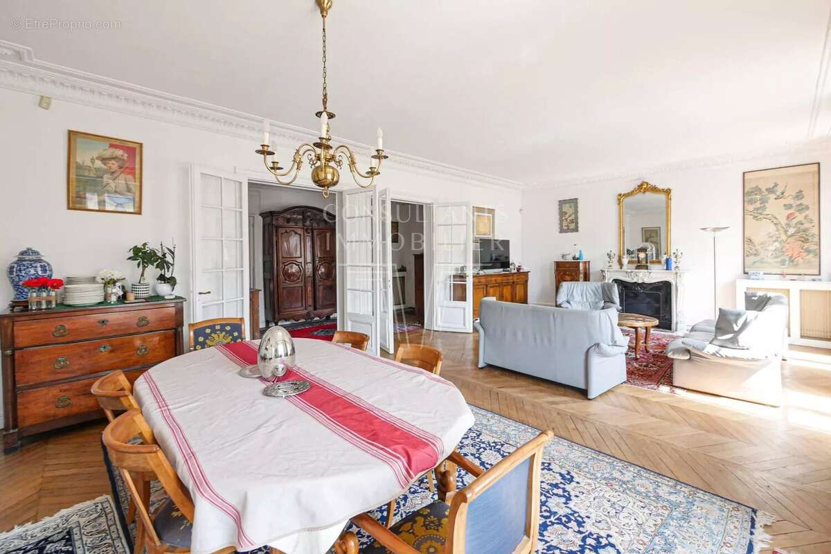 Appartement à PARIS-16E