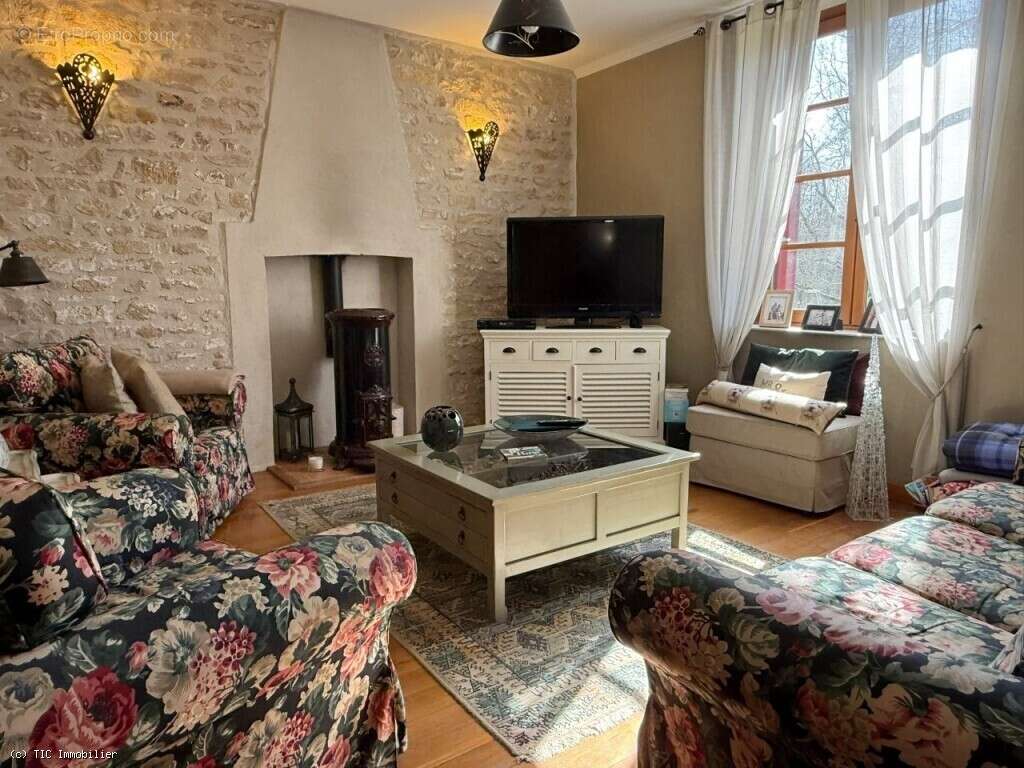 Maison à NANTEUIL-EN-VALLEE