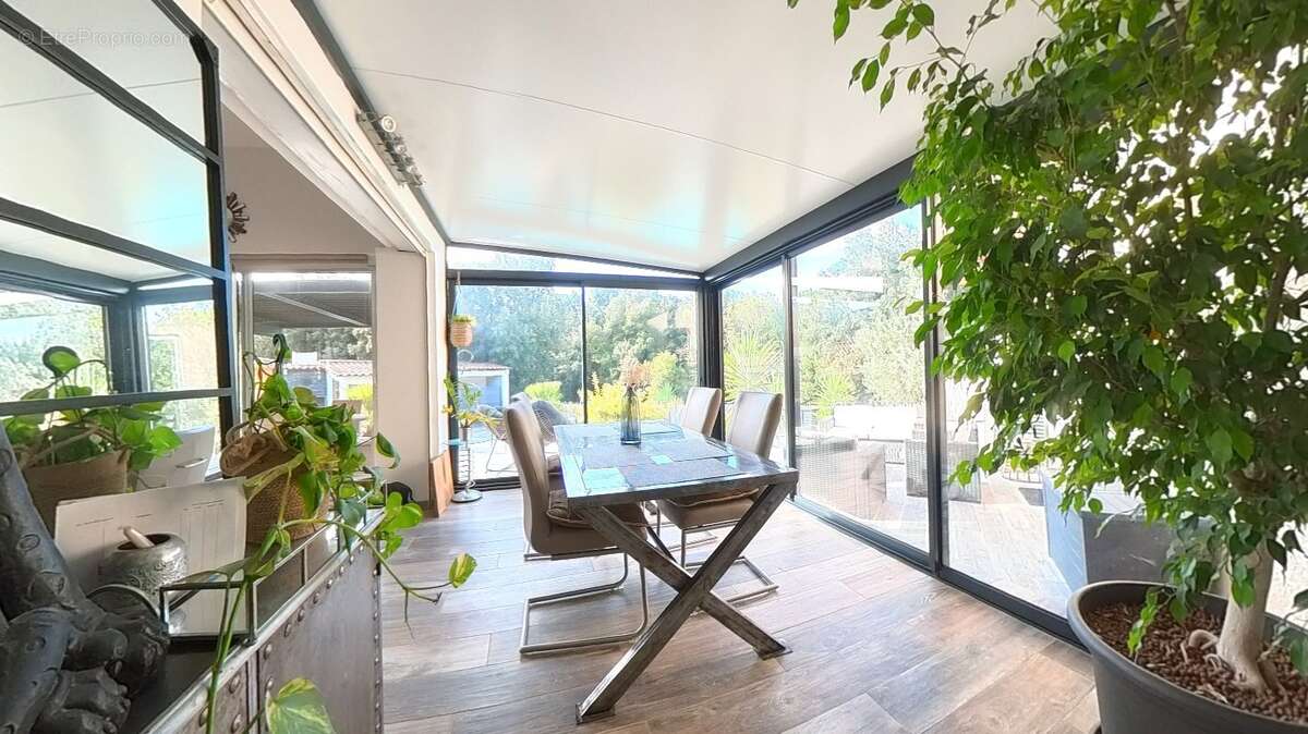 Élégante villa contemporaine avec piscine, jardin paysager et cadre naturel d'exception - photo 3