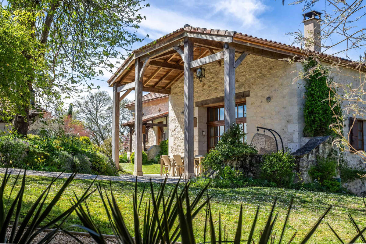 Maison de campagne avec piscine, dépendances, grange, terrain. - photo 34
