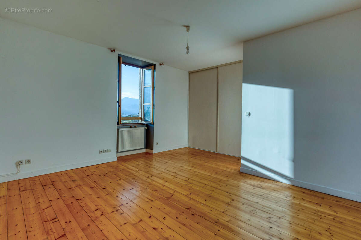 Appartement à SAINT-NAZAIRE-LES-EYMES