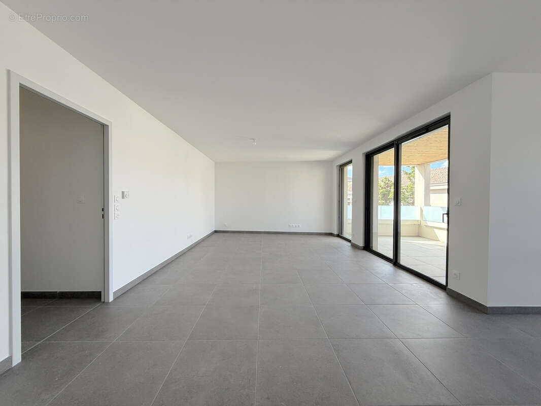 Appartement à LA TOUR-DE-SALVAGNY