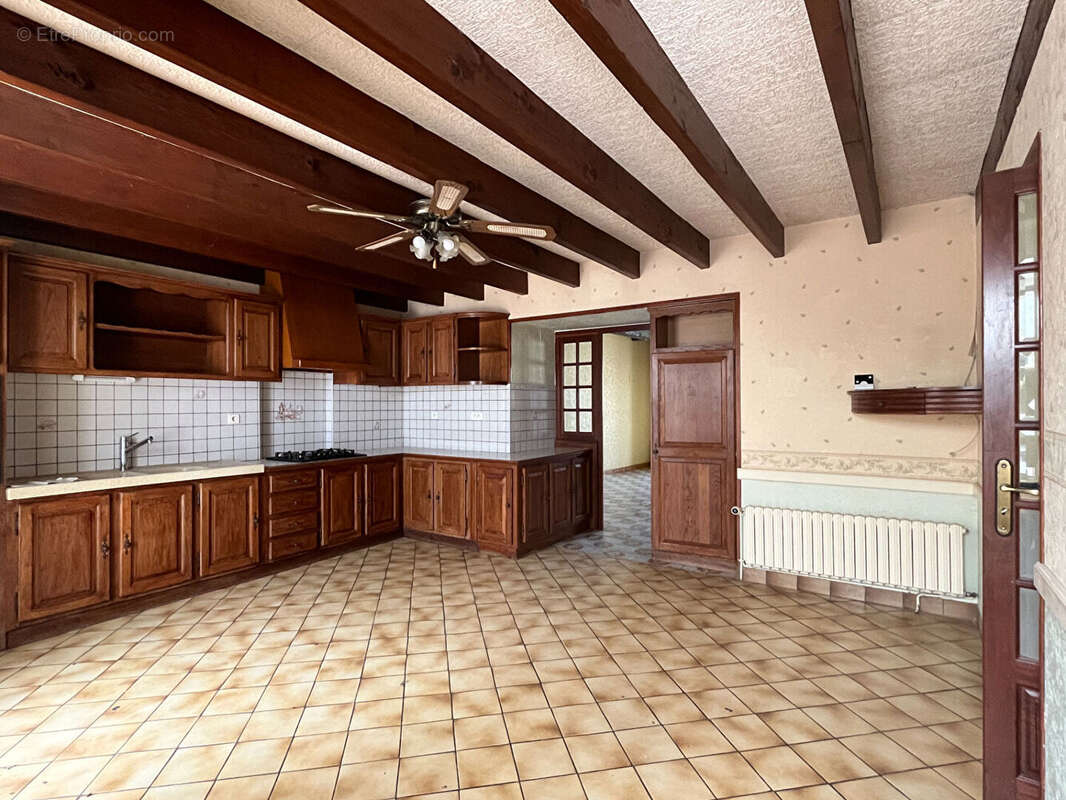 Maison à MONTMOREAU-SAINT-CYBARD