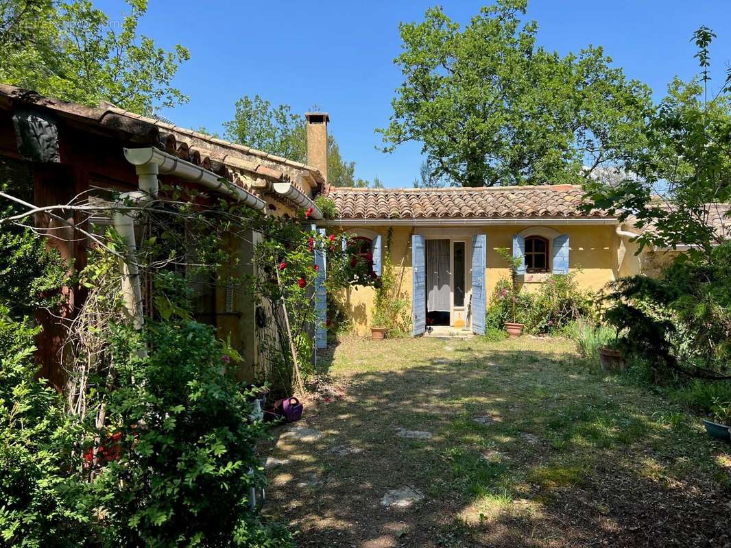Maison en pierre à vendre à Ménerbes avec un jardin et piscine - photo 8