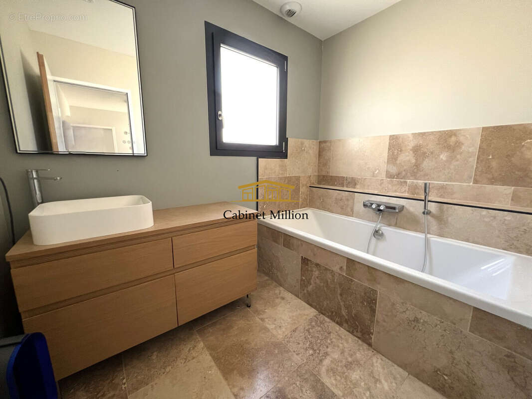 Maison à VIC-LA-GARDIOLE