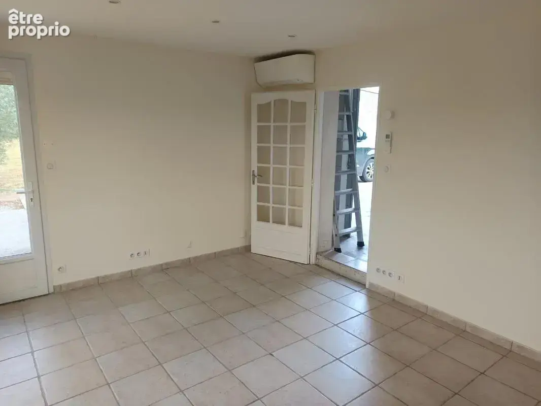 Local commercial F2 - photo 11