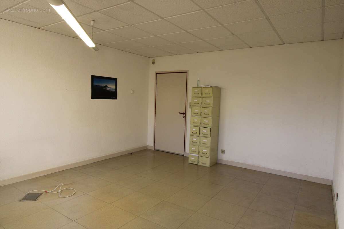 A vendre ambert local professionnel 50.60 m2 - photo 3