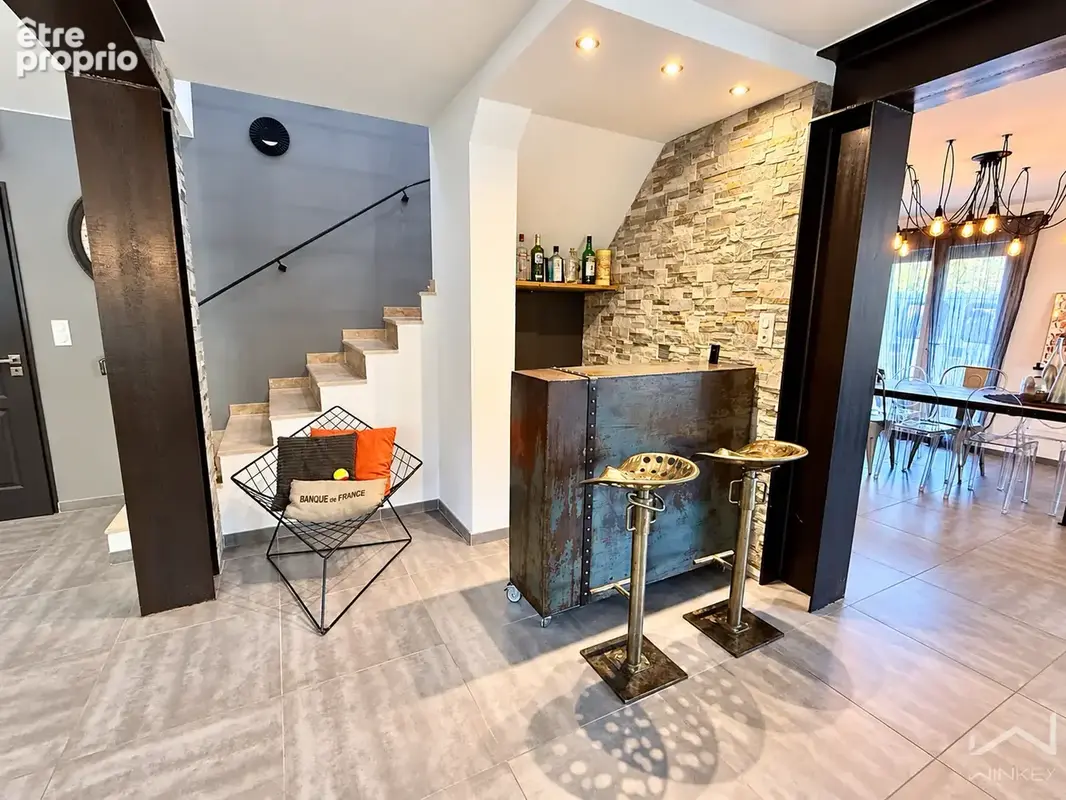 Nathalie Sinad vous présente à Uchaux cette propriété d'environ 201 m2 au total, avec piscine, studio et appar - photo 9