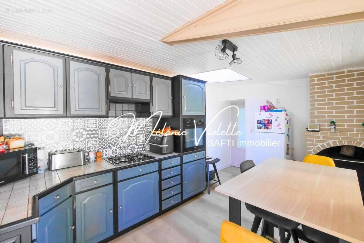 Maison 222 m² à Les Magnils-Reigniers  - photo 3