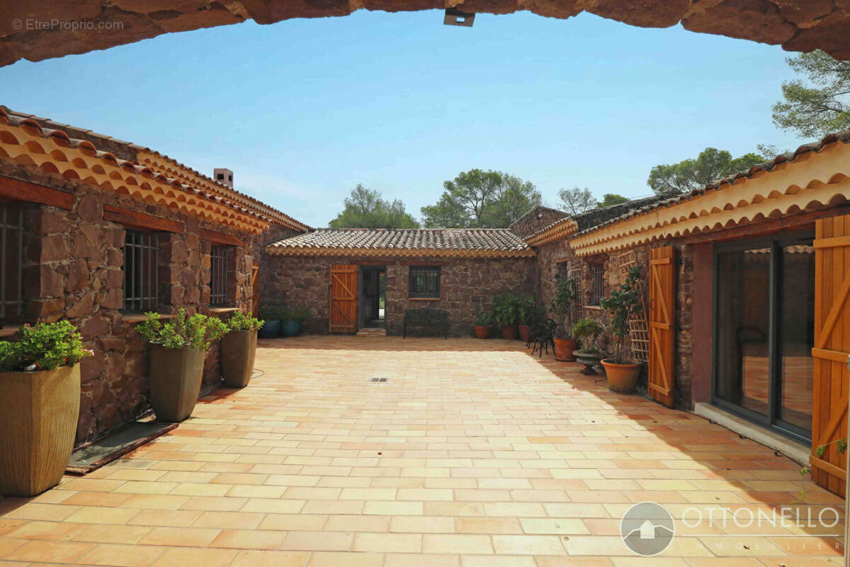 Maison à ROQUEBRUNE-SUR-ARGENS
