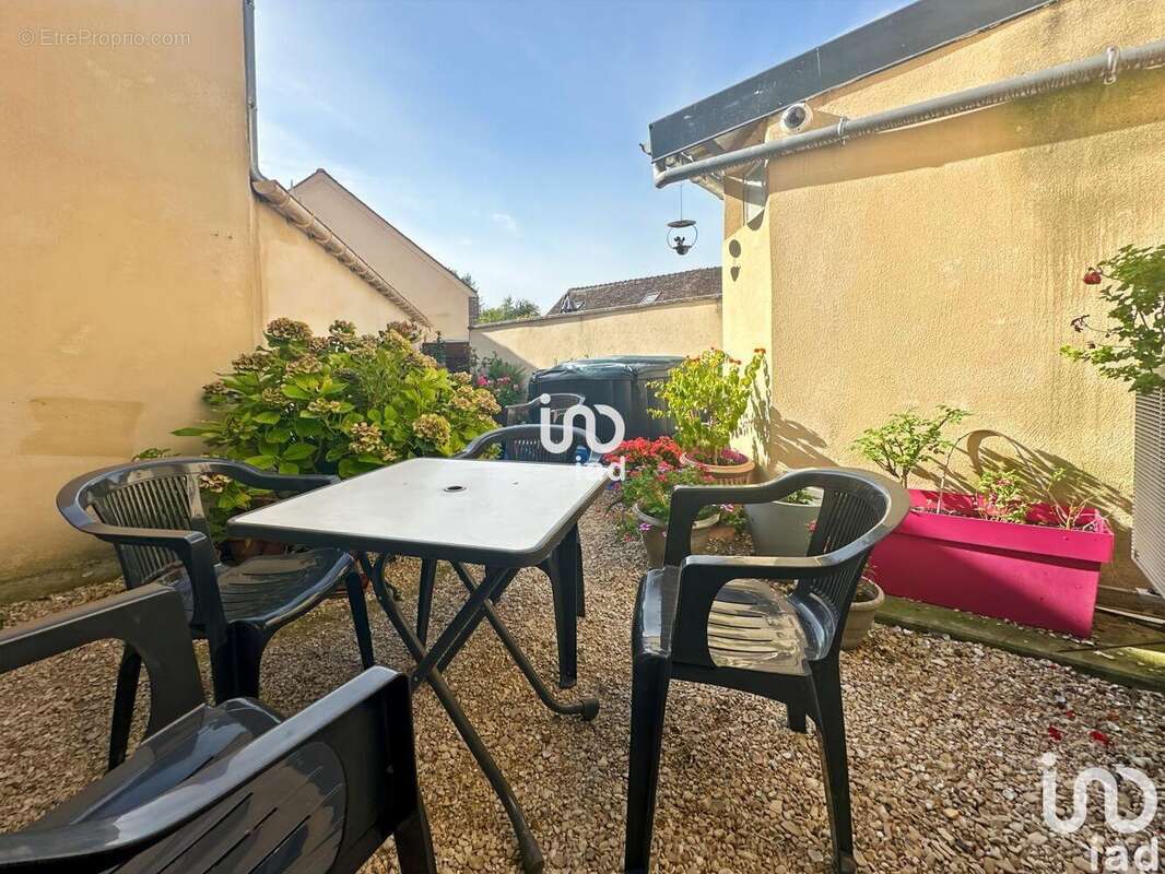 Photo 9 - Commerce à VALLERY