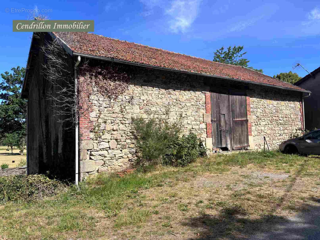 Maison en pierres 120m2, dépendances, grange et terrains, typique du bien Creusois idéal, situé dans le Parc N - photo 3