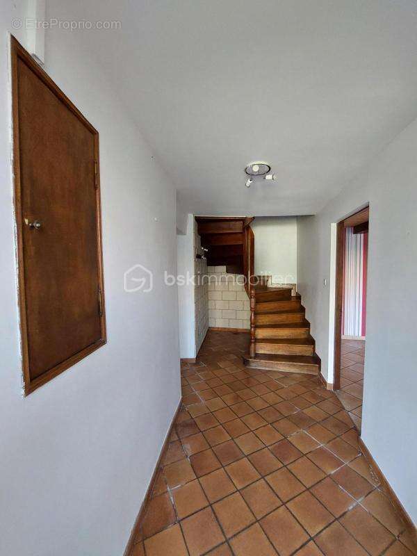 “Maison familiale aux grands volumes, 4  chambres, dépendance en pierre aménageable, jardin clos ,un garage— un potentiel rare a - photo 5