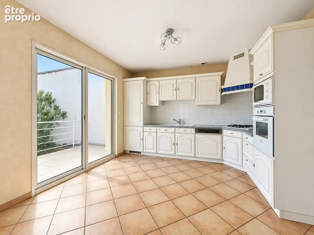 Entre calme résidentiel et proximité immédiate de tout, cette maison familiale n'attend que vos projets. - photo 8