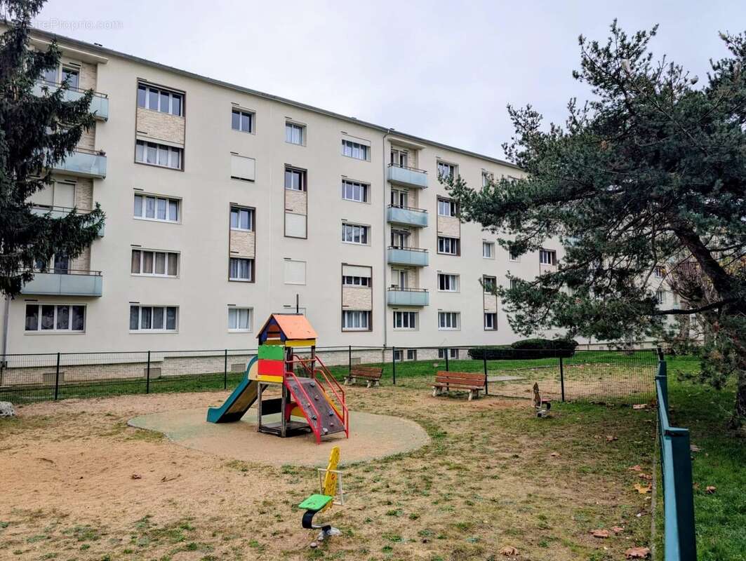 Appartement à LES CLAYES-SOUS-BOIS