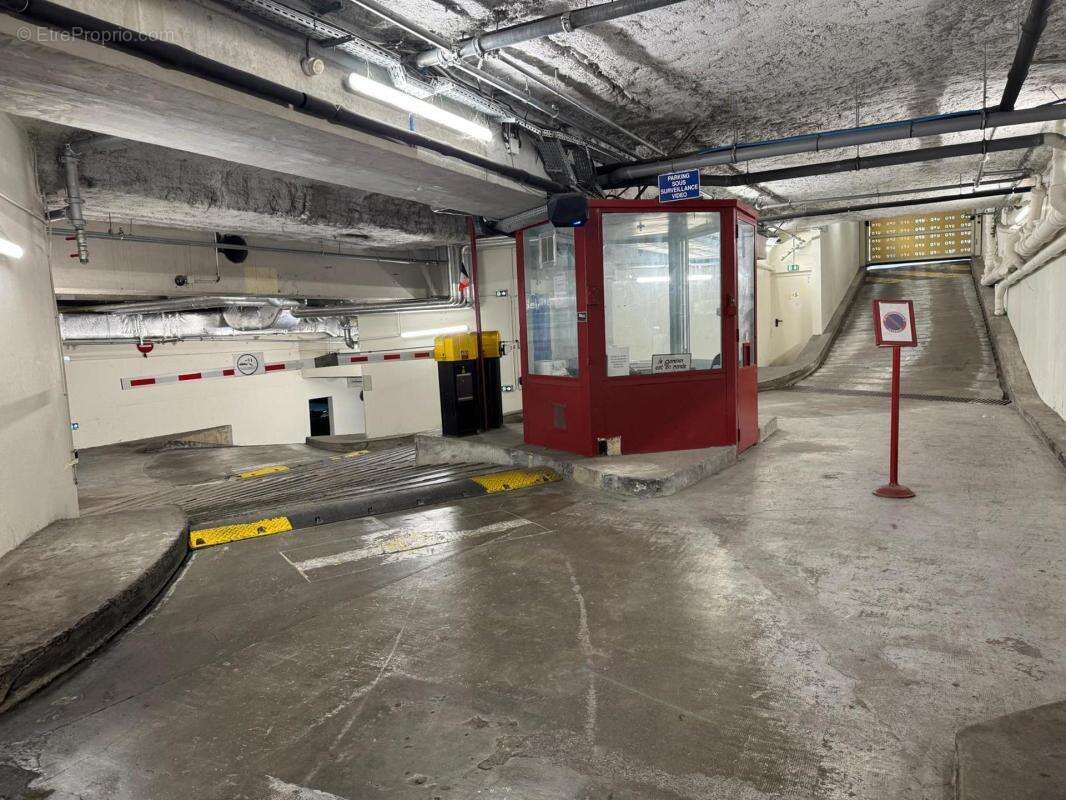 Parking à PARIS-2E