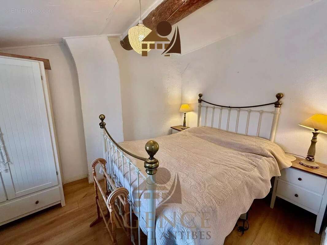 Antibes 2P 38.90m2 vieil ville dernière étage - photo 4