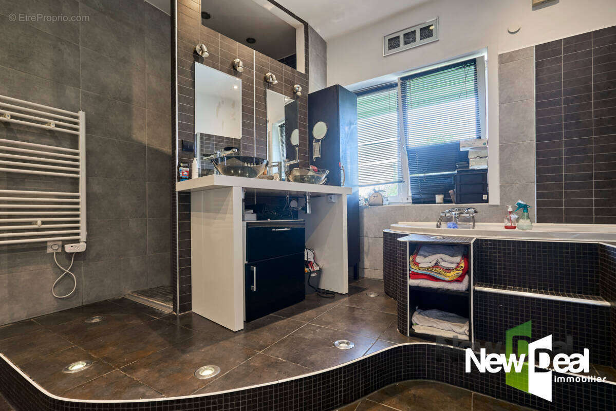 Maison Bourgeoise  4/5 chambres 360 M2 + STUDIO 32 M2 ROSULT - photo 14