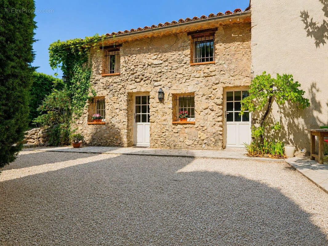 Maison 325 m² à La Roquebrussanne  - photo 4