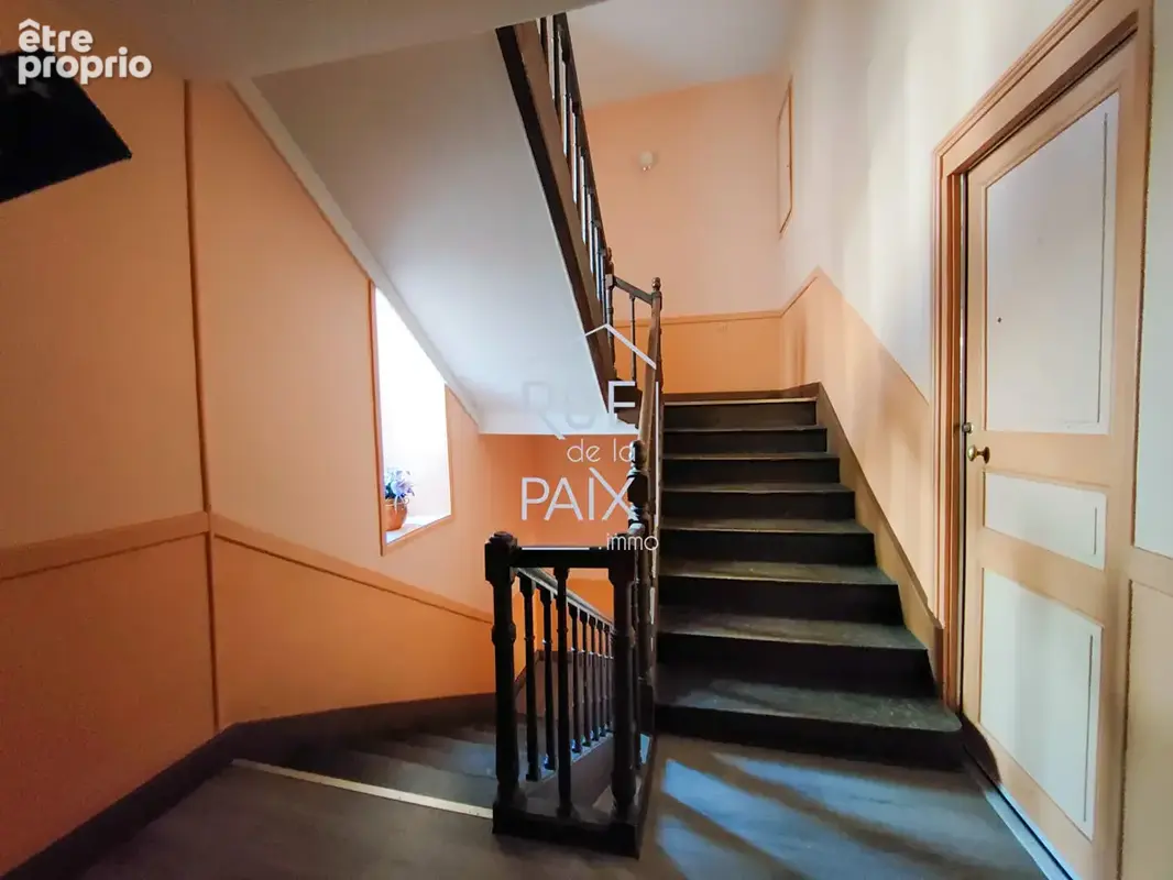 Immeuble Mirebeau 358 m2 - 6 logements + dépendances - photo 3