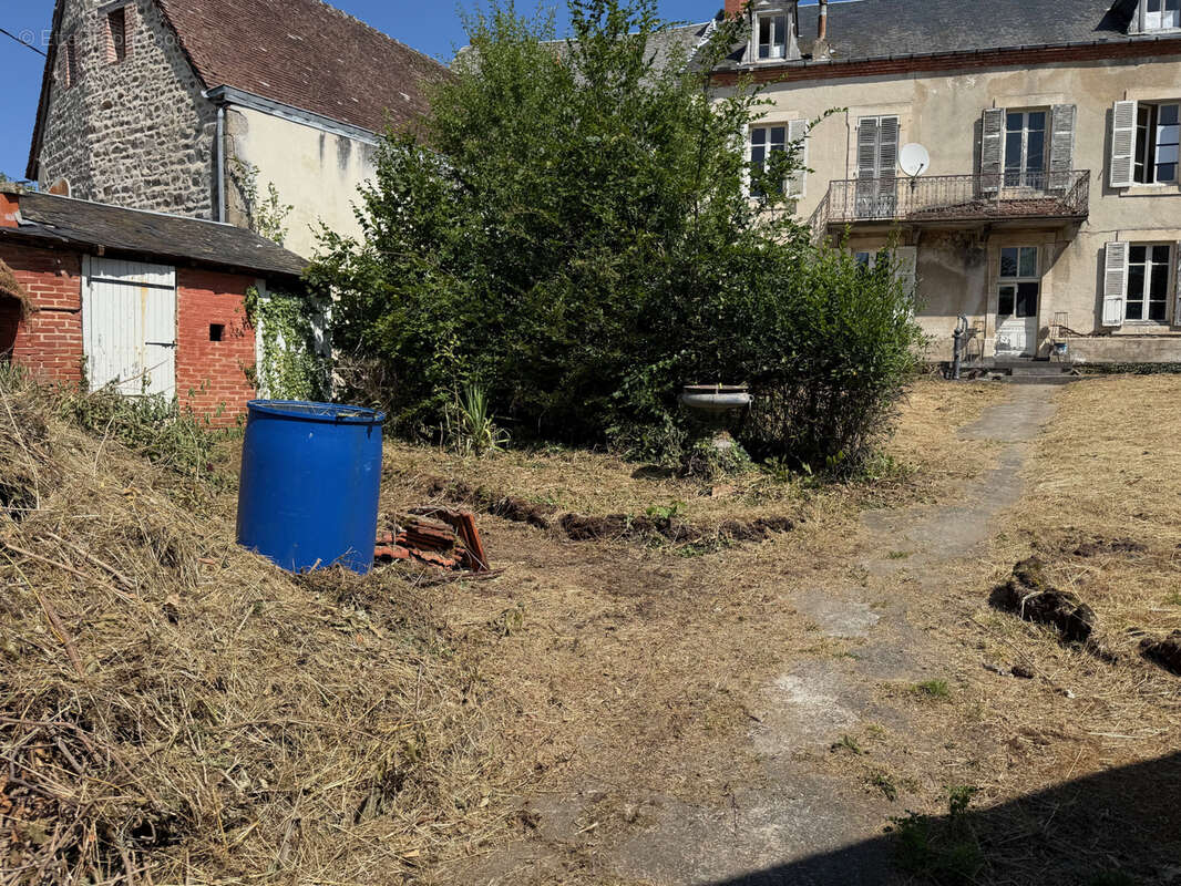 Auv 1227 : Maison de bourg à rénover, jardin, garages et grange - photo 95