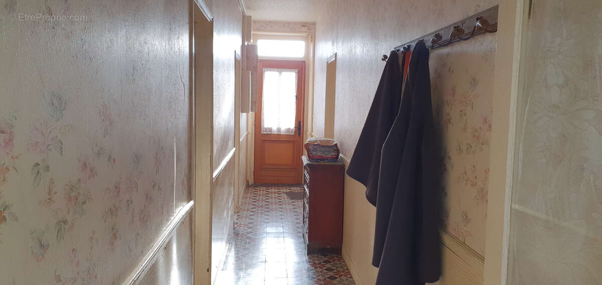 Grande maison avec dependances et cour - photo 10