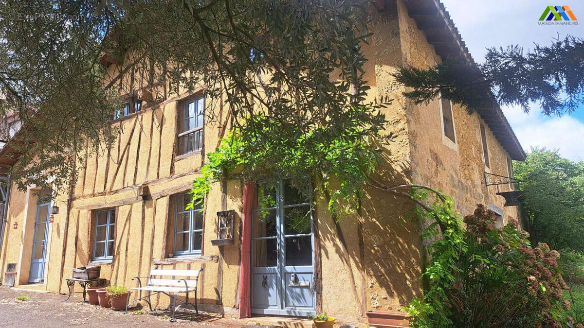 Village house with shaded frontage, traditional features and relaxed countryside appeal. - Maison à BASSOUES