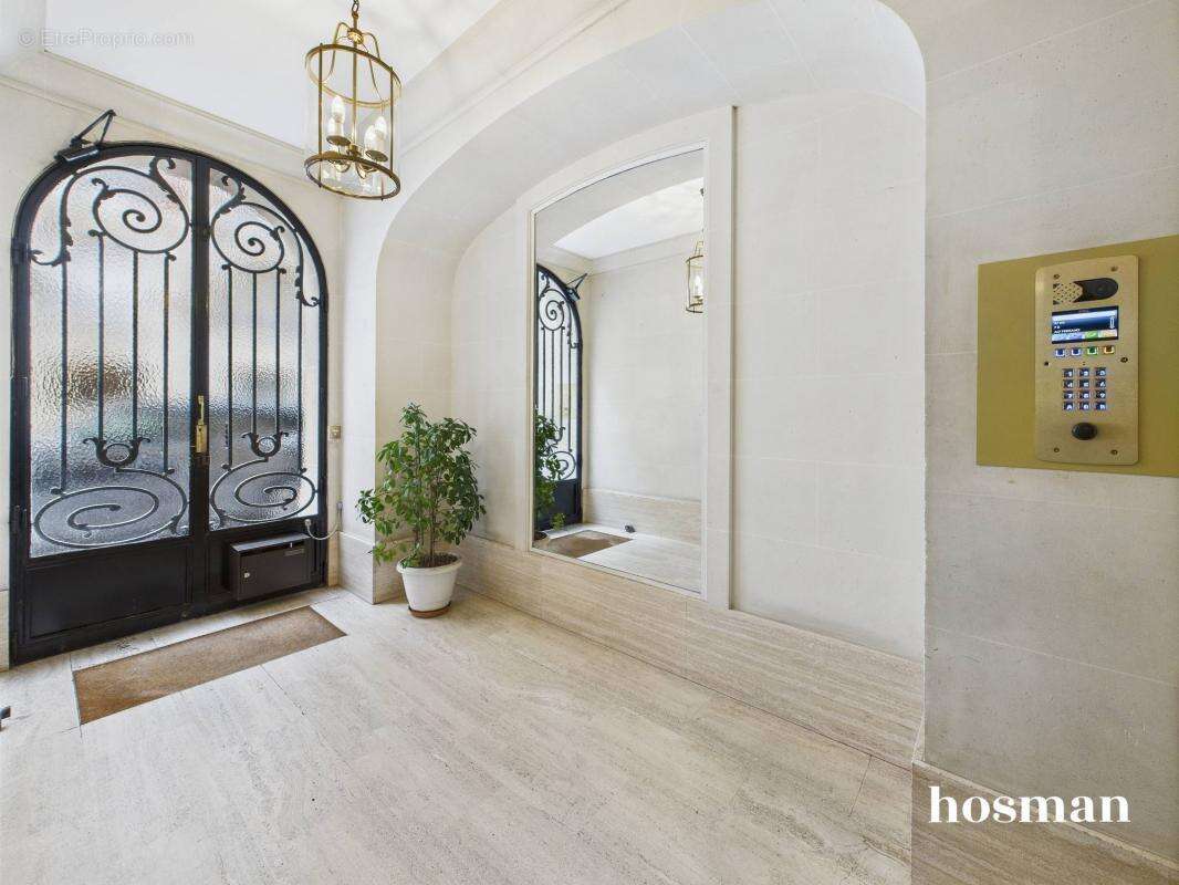 Appartement à PARIS-16E