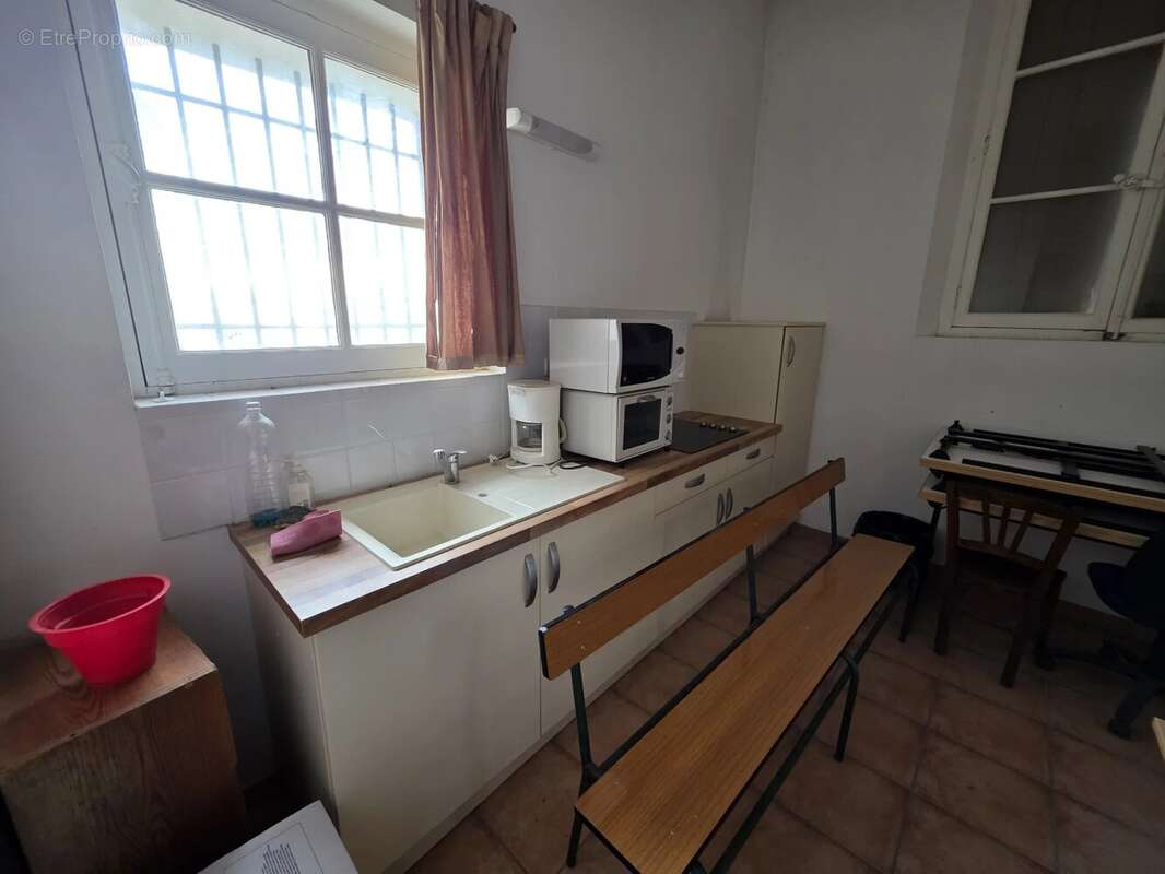 Commerce 68 m² à Fourques  - photo 3