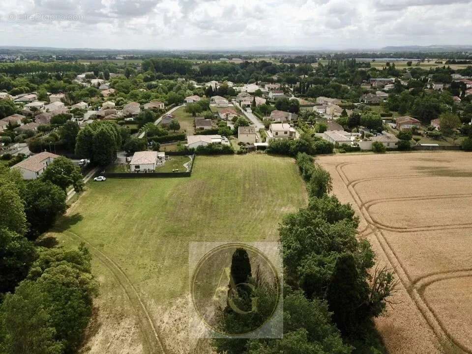 Terrain à VILLENEUVE-LA-COMPTAL