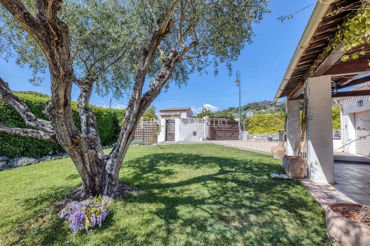 Maison à LA ROQUETTE-SUR-SIAGNE