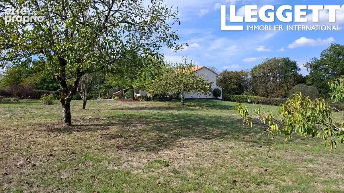 Maison d'architecte, offrant 5 chambres, 4 salles d'eau, garage et plus de 1,3 hectares de jardin avec étang - photo 7