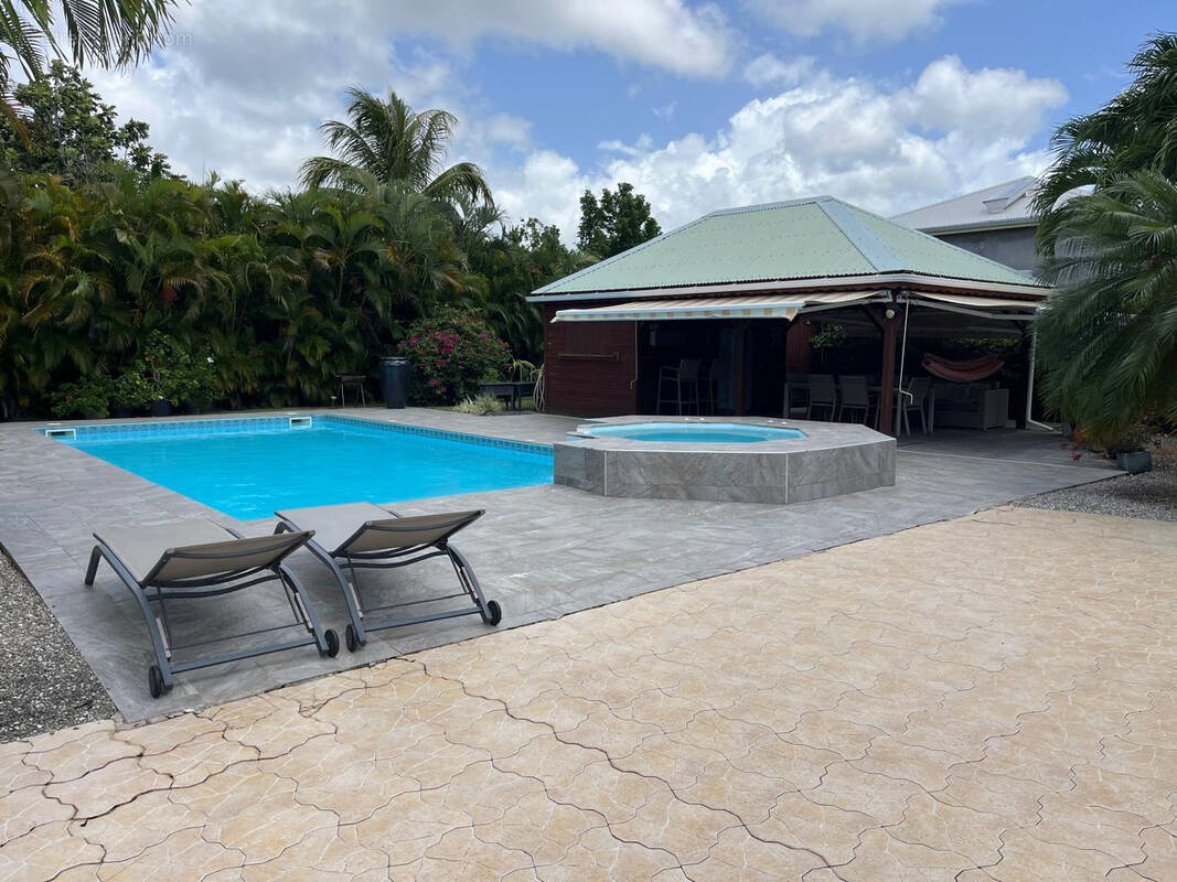 Maison à BAIE-MAHAULT