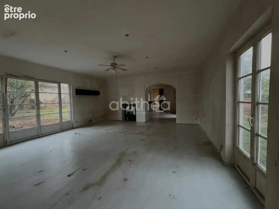 Maison d'habitation avec 2 granges sur un terrain de 3400 m2 le tout à rénover entièrement. - photo 3
