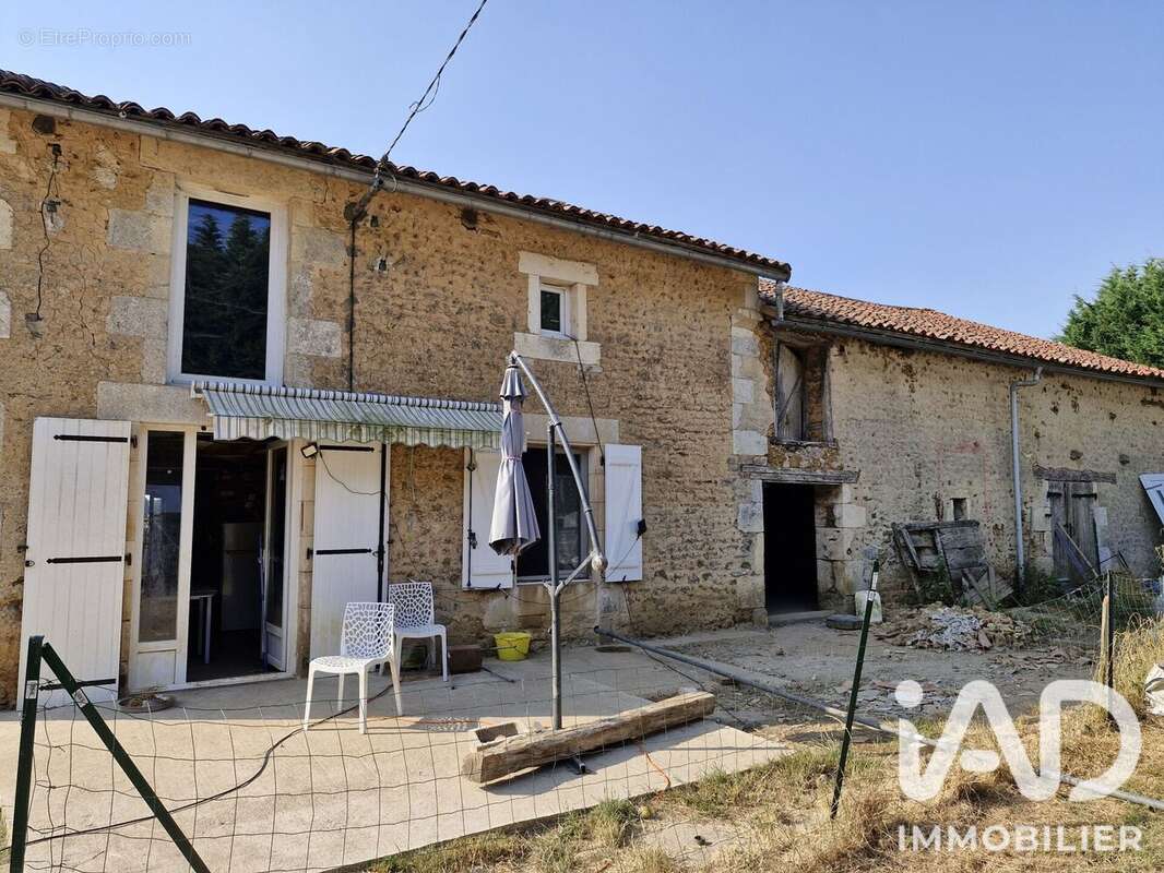 Maison 86 m² à Savigne  - photo 7