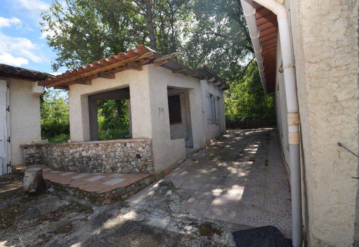 Maison à LE PUY-SAINTE-REPARADE