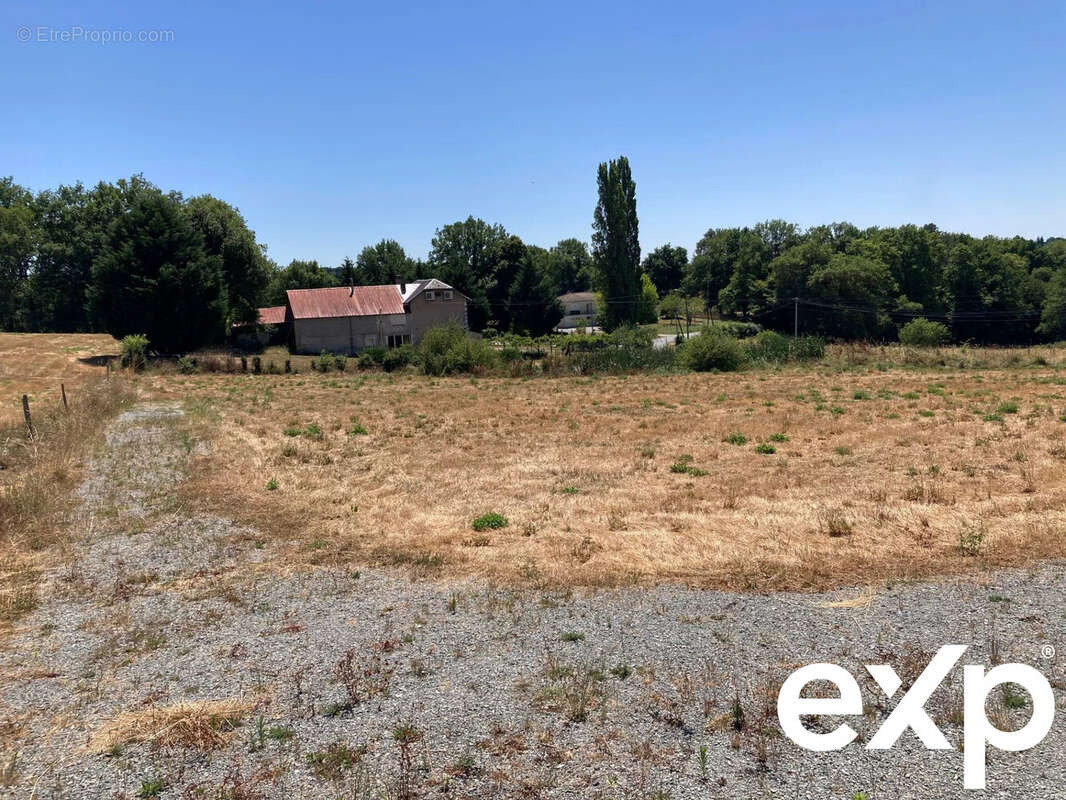 Terrain à THIVIERS