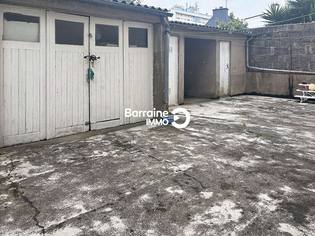 Lorient - immeuble de rapport compose de 6 appartement avec garage et box - photo 2