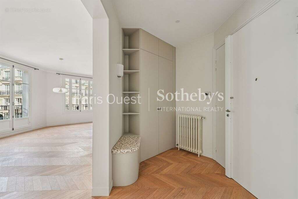 Appartement à PARIS-16E