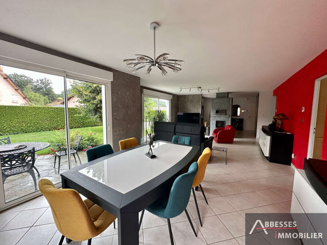 RAON AUX BOIS : Pavillon individuel de plain pied en excellent état - Très belle propriété clôturée - photo 2