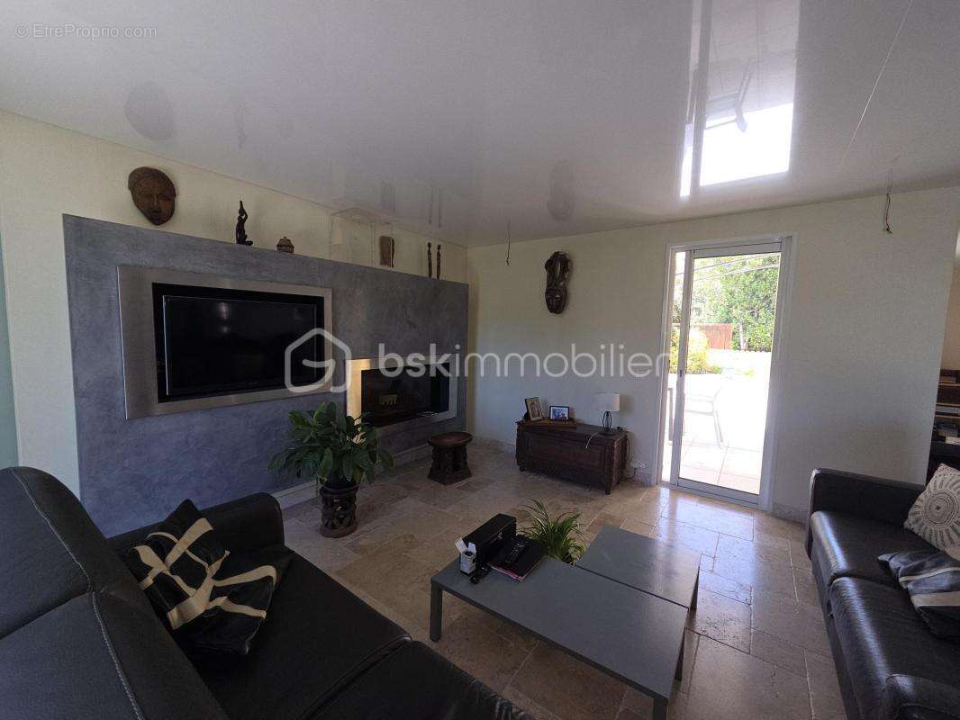 FRONTIGNAN – Élégante villa familiale de 195 m² de type 8 avec piscine, prestations haut de gamme et jardin paysager - photo 4