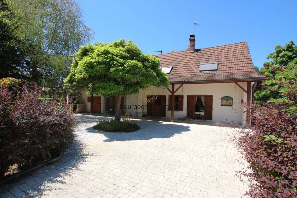 Belle longere des annees 1950 de 174 m² avec dependances, terrain de 3794 m² et mare - photo 2