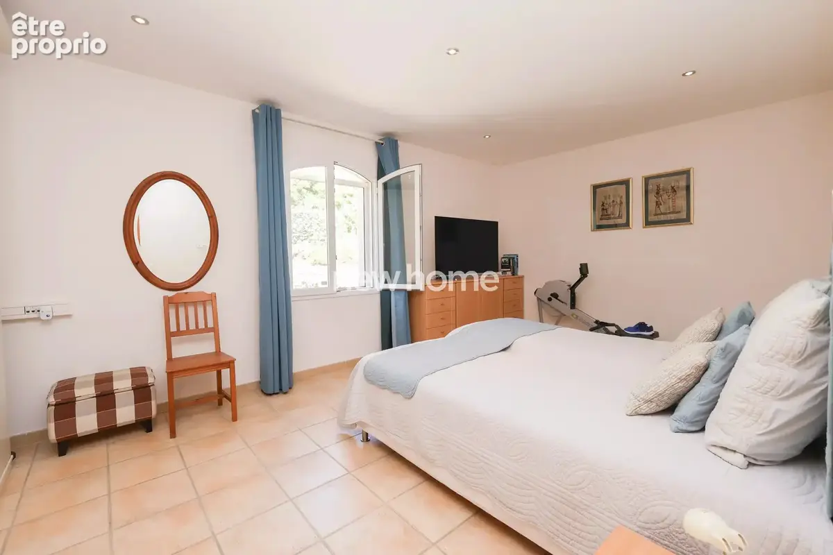 Villa de plain-pied et grande piscine - TBE - photo 21