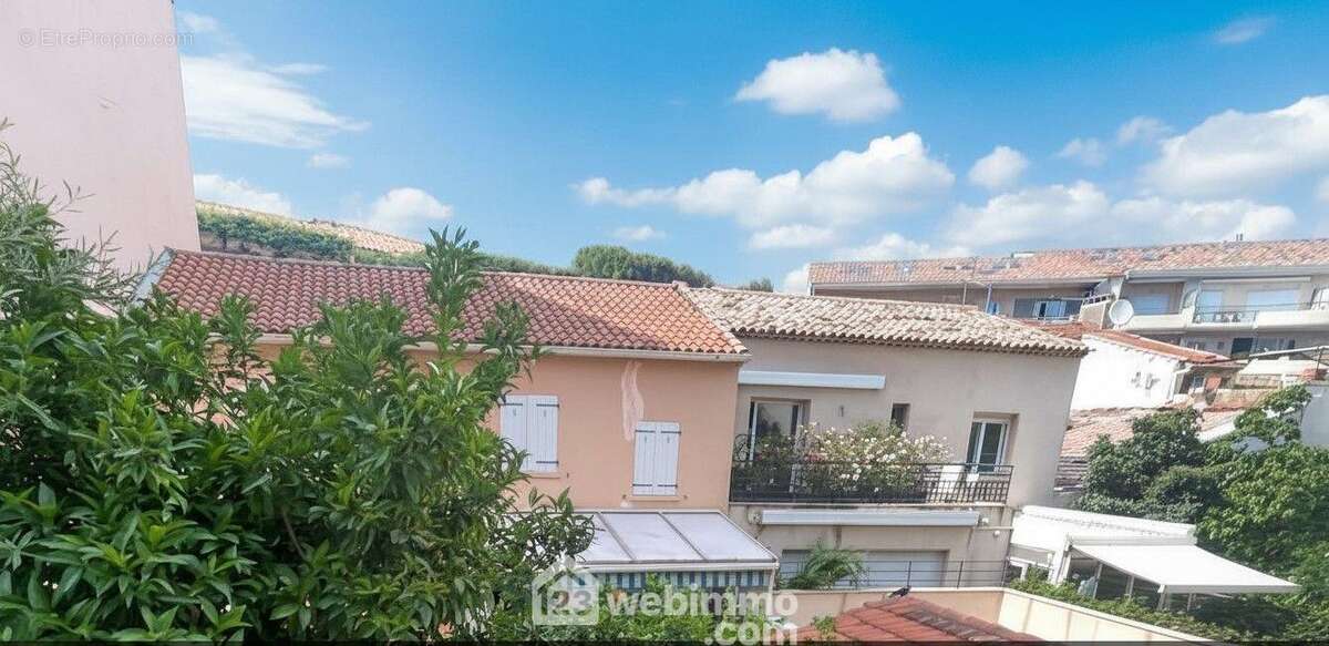 Depuis le balcon, une vue citadine agréable et paisible au c½ur de Sainte-Maxime. - Appartement à SAINTE-MAXIME